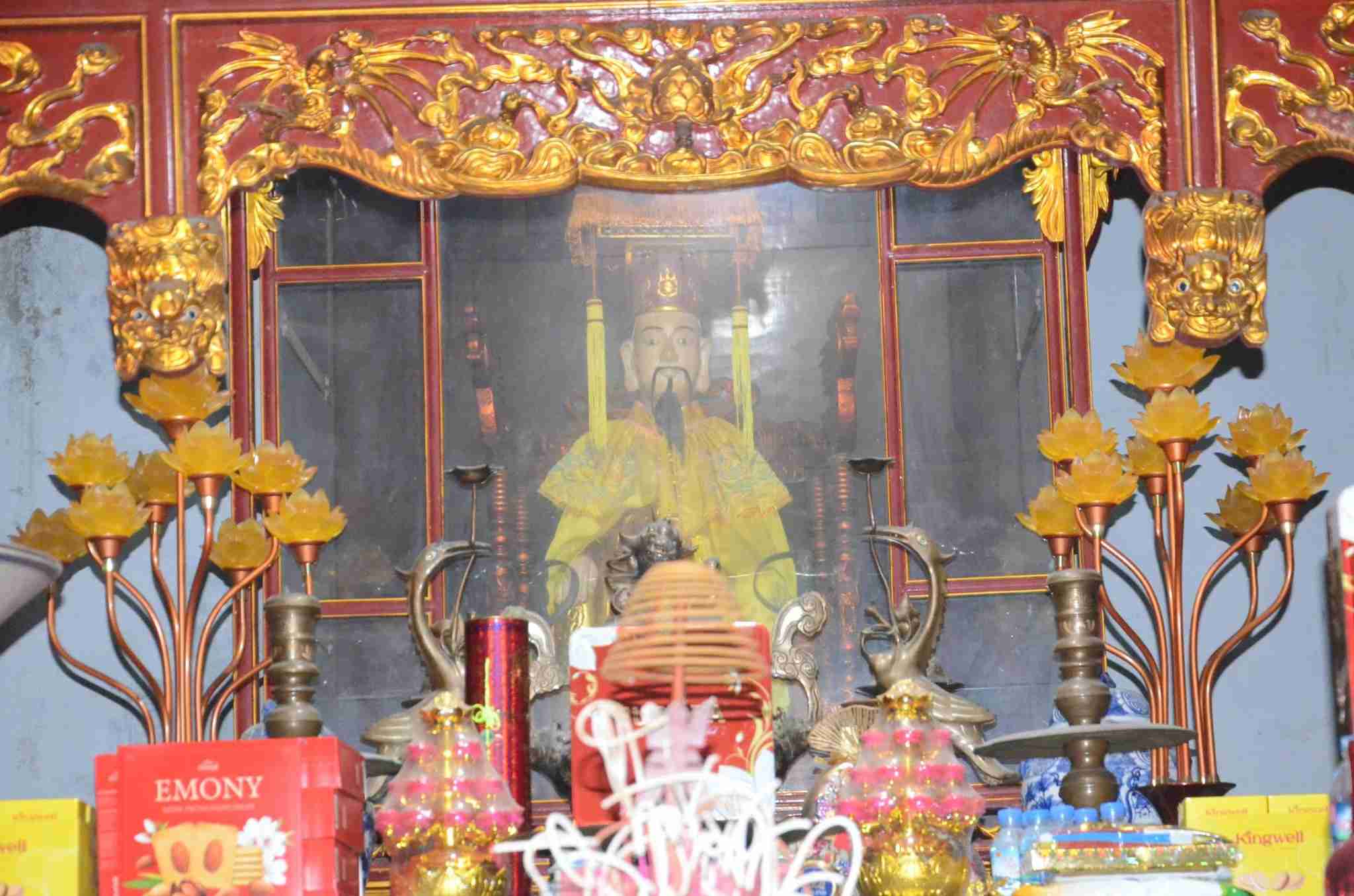 Tượng thờ Đinh Bộ Lĩnh (vua Đinh Tiên Hoàng) ngồi trong ngai uy nghi. Ảnh: Diệu Anh