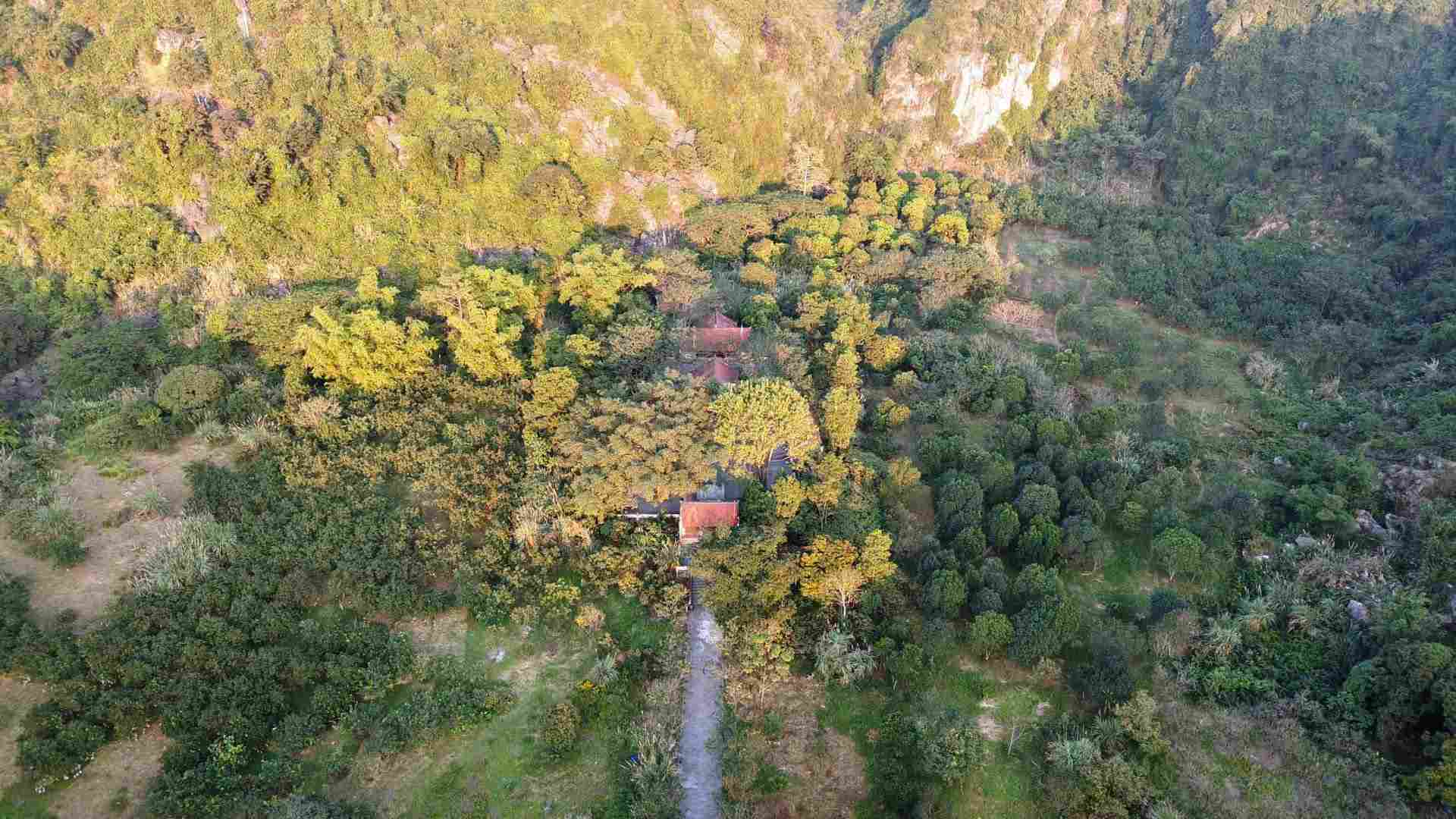 Hoa Lu Cave (or Thung Lau), where Dinh Bo Linh established his first military base, is currently a famous tourist destination attracting many tourists to visit and explore. Photo: Dieu Anh