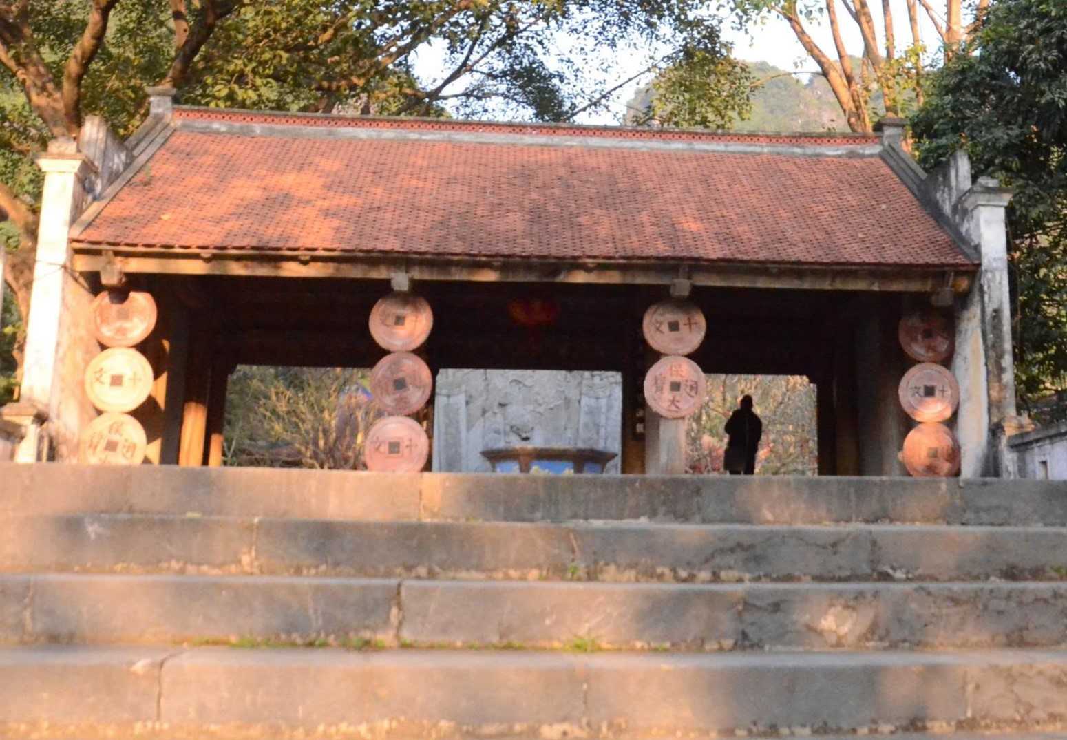 Ở động Hoa Lư hiện có đền thờ vua Đinh Tiên Hoàng. Ảnh: Diệu Anh