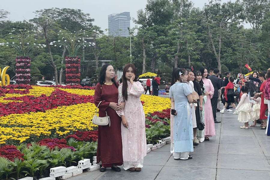 Các thế hệ trong gia đình luôn lựa chọn dải trung tâm thành phố là địa điểm du xuân trong những ngày đầu năm mới. Ảnh: Thanh Bình 