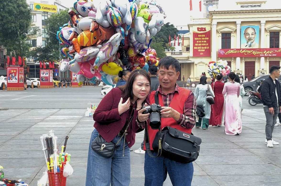 Thợ chụp ảnh Nguyễn Duy Tiến lưu lại kỷ niệm cho nhiều người dân và du khách. Ảnh: Thanh Bình 