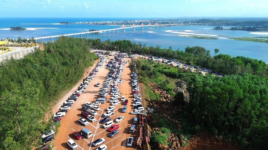 Bãi đậu xe ôtô - xe gắn máy rộng hàng chục nghìn m2 dưới chân chùa Minh Đức thường xuyên kín chỗ, phương tiện nối đuôi nhau ra vào liên tục. Ảnh: Viên Nguyễn