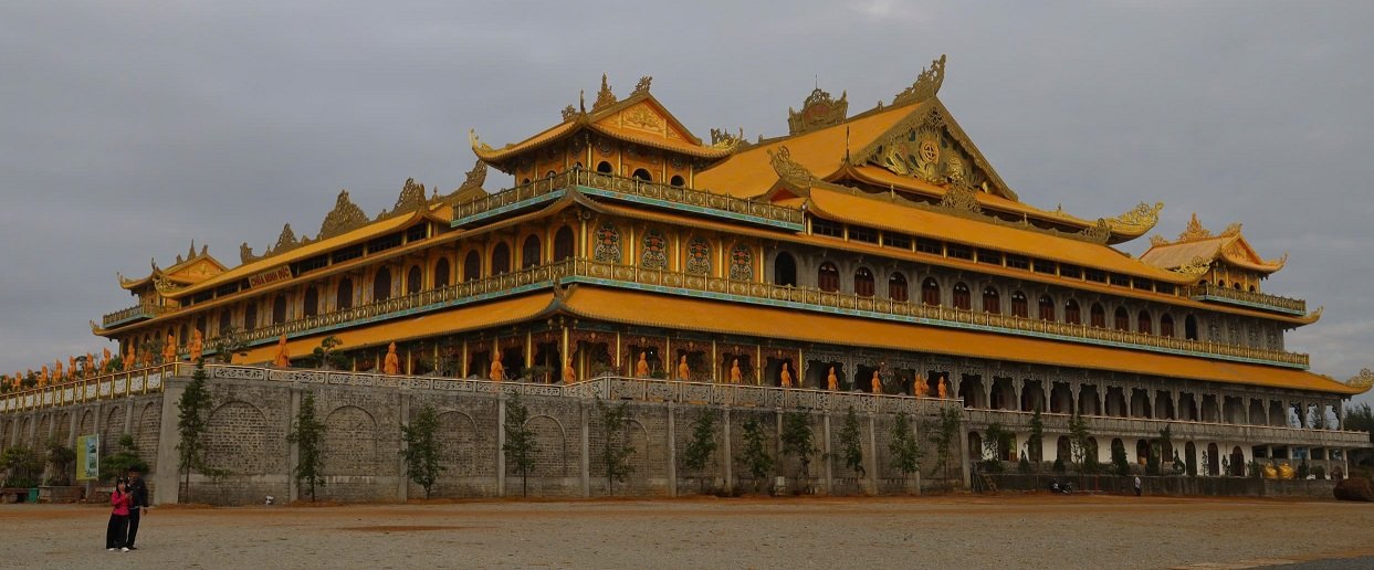 Nằm bên cạnh tượng Quan Âm là chánh điện chùa Minh Đức rộng gần 12.000m2, điểm cao nhất của chánh điện lên đến 51m. Ảnh: Viên Nguyễn