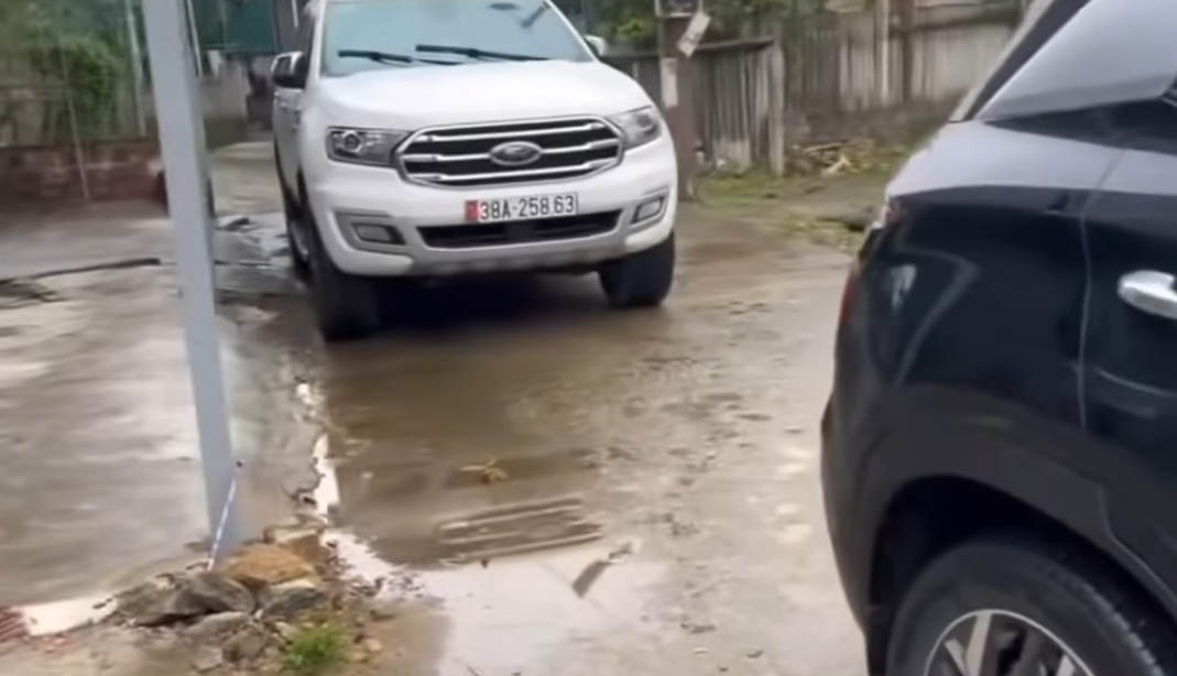 Không những đậu xe chắn đường phía trước, người đàn ông ở phường Trần Phú còn lái thêm một chiếc xe khác đậu chắn luôn phía sau. Ảnh cắt từ clip.