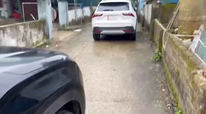 Bị nhắc vì đỗ xe chắn đường, người đàn ông ở Hà Tĩnh lái thêm ô tô chặn hậu