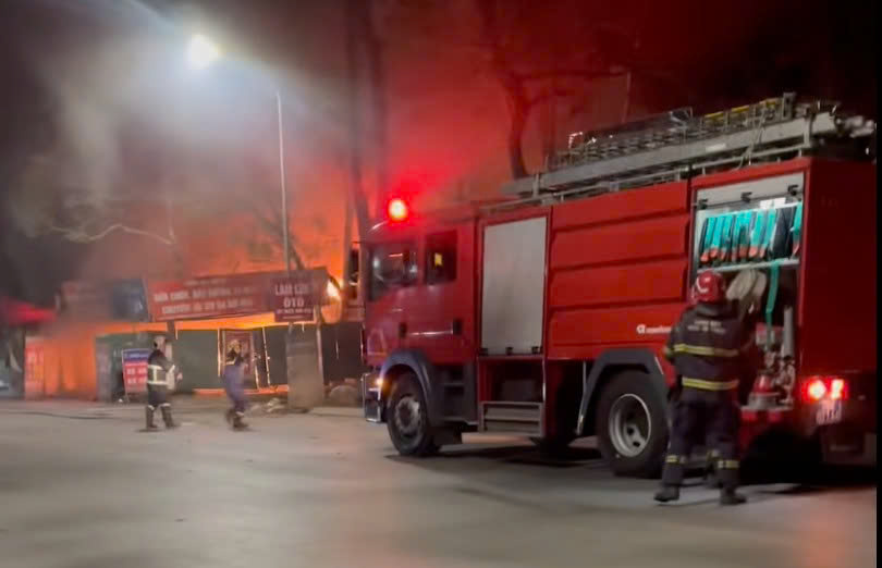 A car repair shop on Nguyen Canh Di street caught fire fiercely on the night of the 2nd day of Tet. Photo: Cut from clip