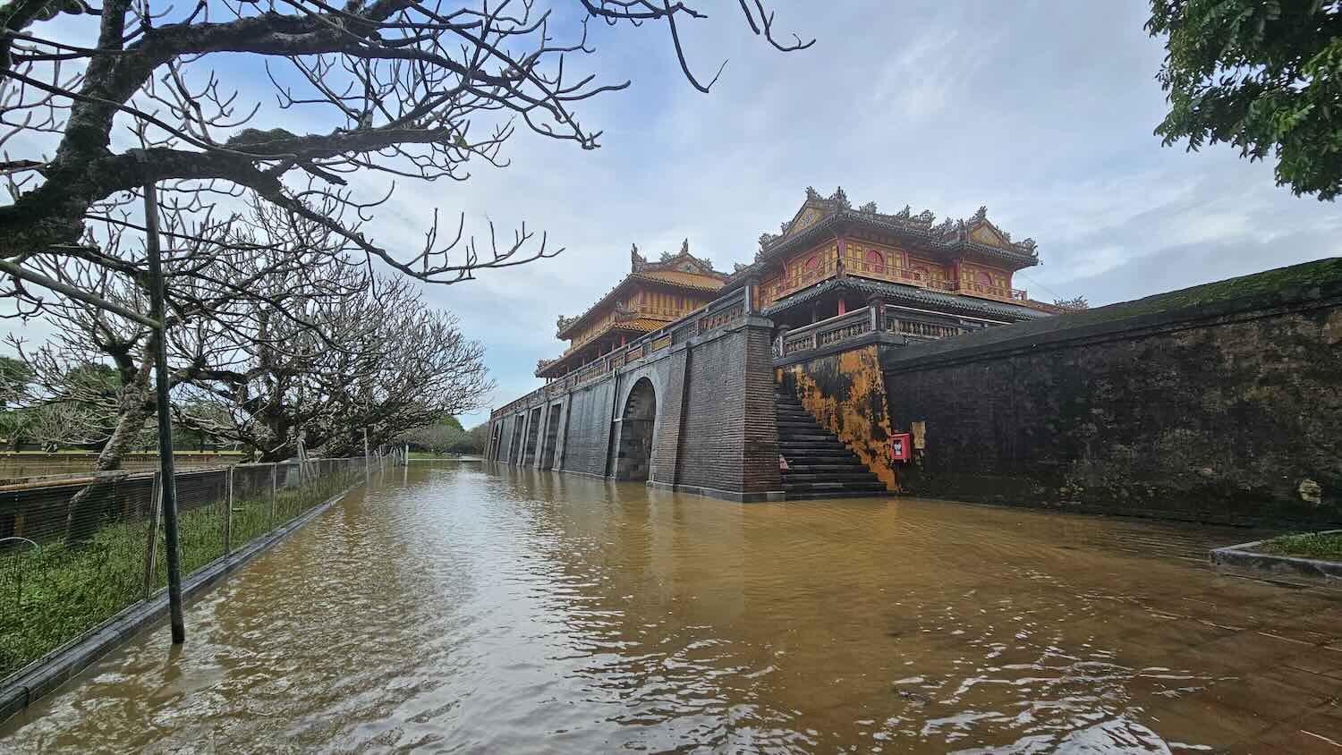 Đại Nội Huế chìm trong biển nước. Ảnh: Phúc Đạt.