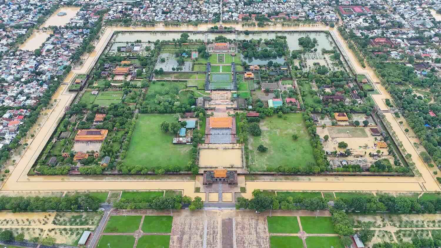 Di sản Hoàng thành Huế trong đợt mưa lũ lịch sử nhìn từ trên cao. Ảnh: Nguyễn Luân.