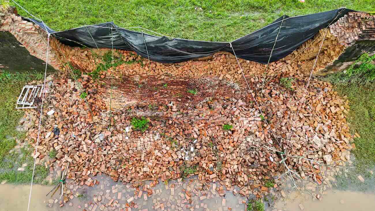 Một đoạn Hoàng thành Huế bị sập do mưa lũ. Ảnh: Nguyễn Luân.