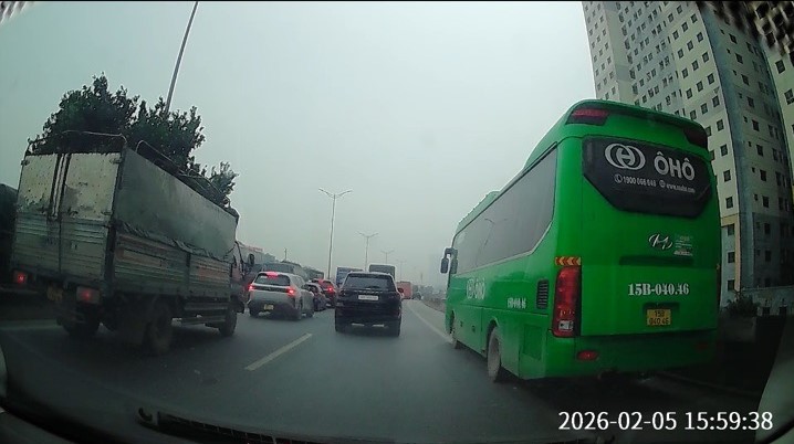 Traffic police have invited the passenger car owner to go into the emergency lane on the highway to work. Photo: People reflect