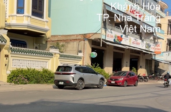 The traffic police force fined 700,000 VND for drivers parking vehicles in the opposite direction in the center of Nha Trang. Photo: Traffic Police Department