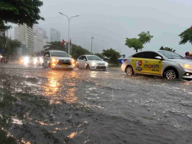 Cold air causes intermittent rain in Khanh Hoa today. Photo: Binh Quy
