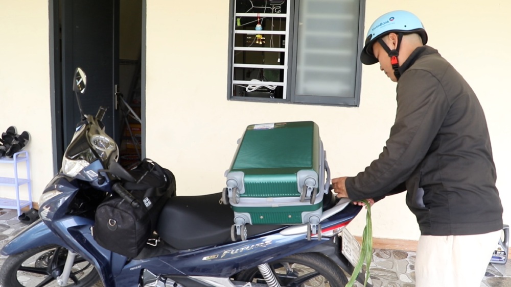 Những hành trang về quê đón Tết cũng là hành trang ít hôm nữa quay lại Phú Quốc làm việc của anh Tài. Ảnh: Nam Phương