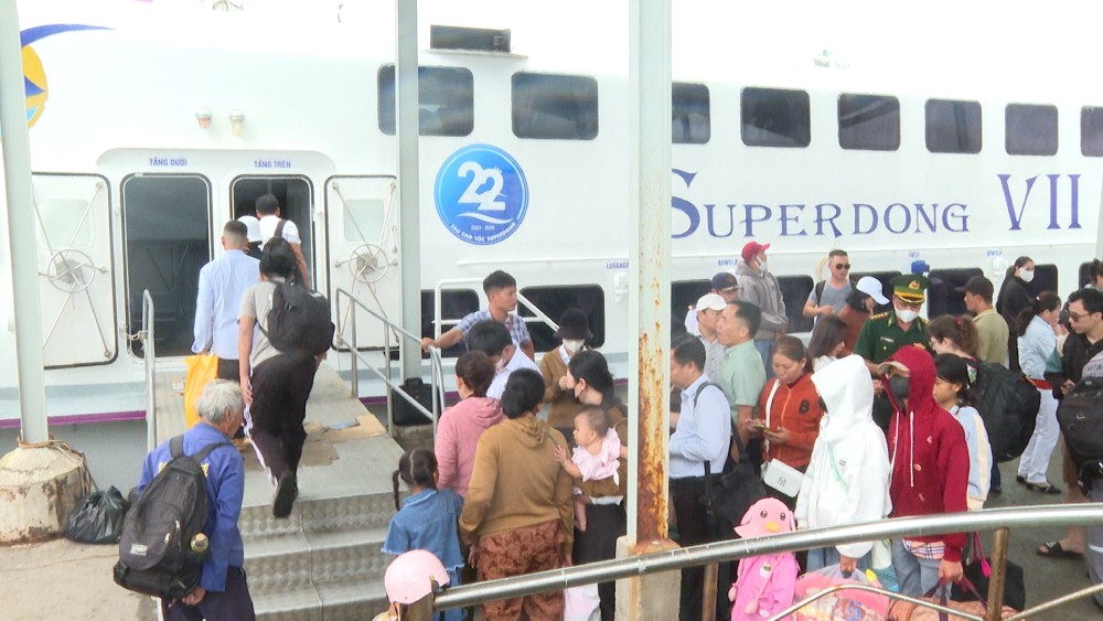 Những chuyến tàu đưa người lao động về quê ăn Tết cũng sẽ đón họ quay lại làm việc sau Tết. Ảnh: Nam Phương