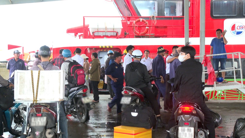 Workers leave Phu Quoc island to return to their hometown for Tet. Photo: Nam Phuong