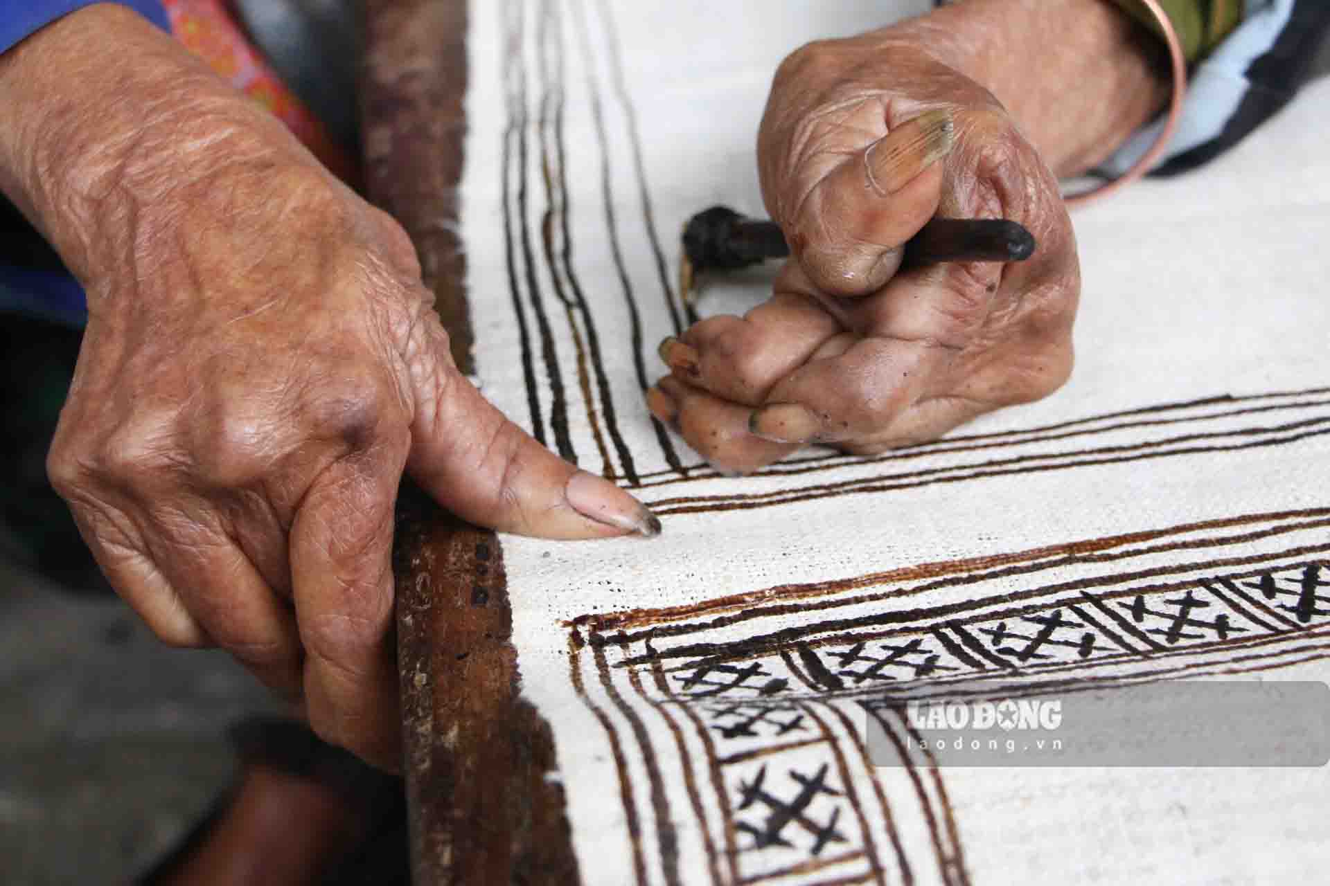 Những nét vẽ sáp ong trên vải lanh của nghệ nhân Sùng Thị Cờ tại HTX lanh Lùng Tám được du khách đặc biệt chú ý. Ảnh: Nguyễn Tùng.