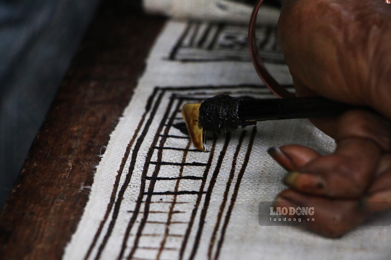 Những nét vẽ chứa đựng cả chiều dài văn hóa truyền thống của người Mông. Ảnh: Nguyễn Tùng.