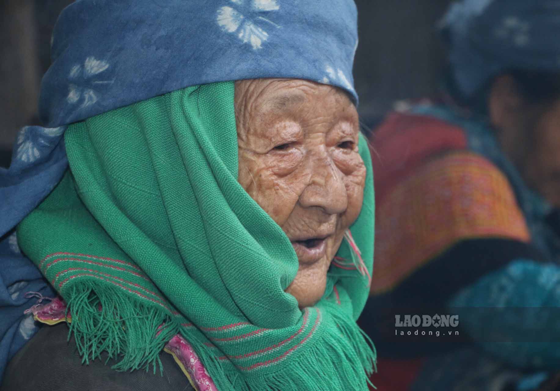 Artisan Sung Thi Co, a Mong ethnic person, dedicated her whole life to keeping the craft of painting beeswax on linen fabric. Photo: Nguyen Tung.