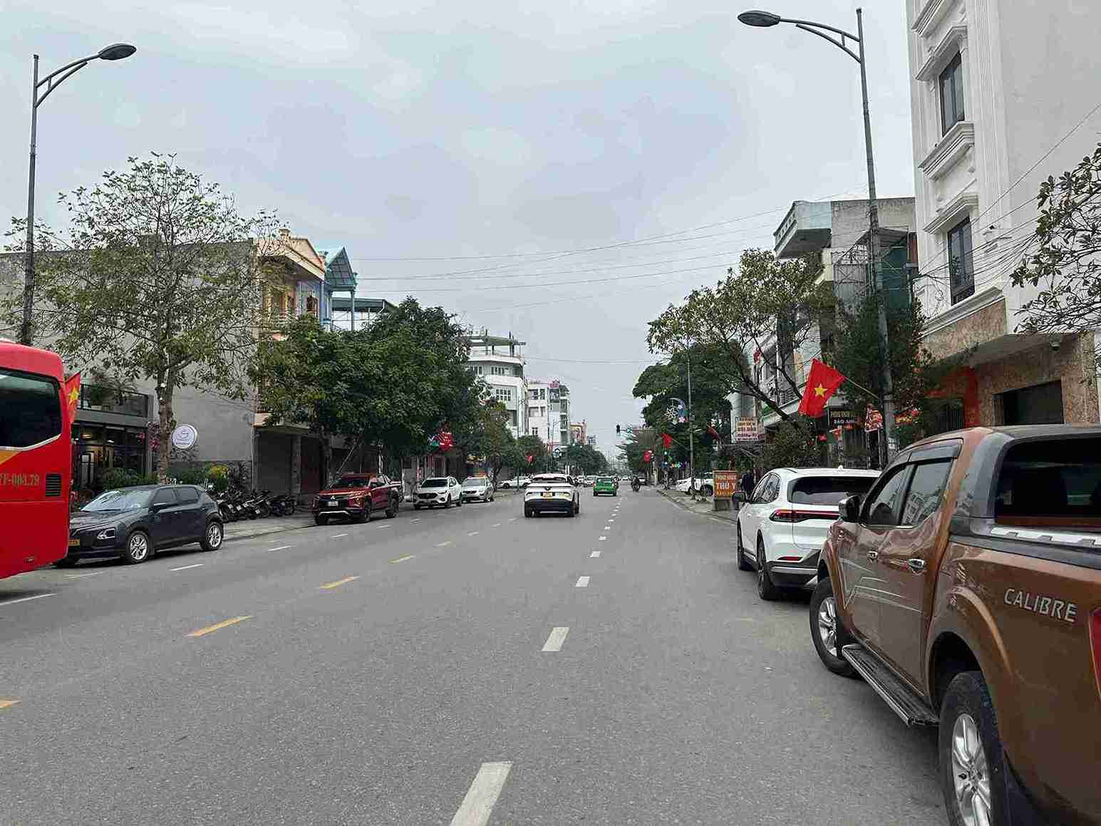 Người dân lưu thông trên Đường Lê Quý Đôn (phường Trần Lãm) trong ngày mùng 3 Tết, giao thông thông thoáng, trật tự. Ảnh: Mai Hương