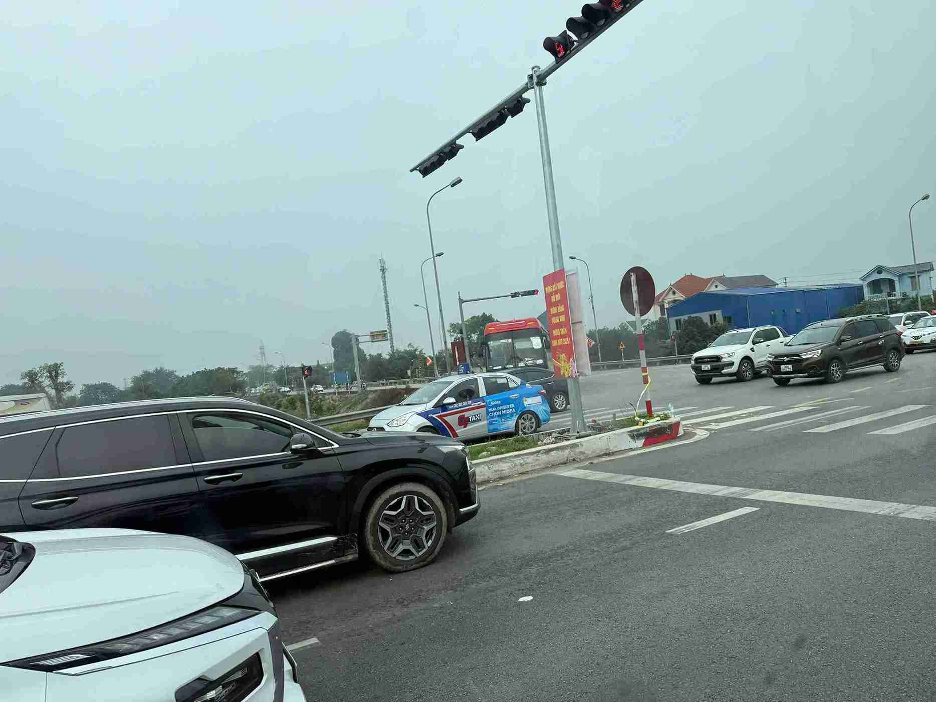 Tuyến Quốc lộ 10 đoạn qua cầu Tân Đệ thông thoáng, không xảy ra ùn tắc.