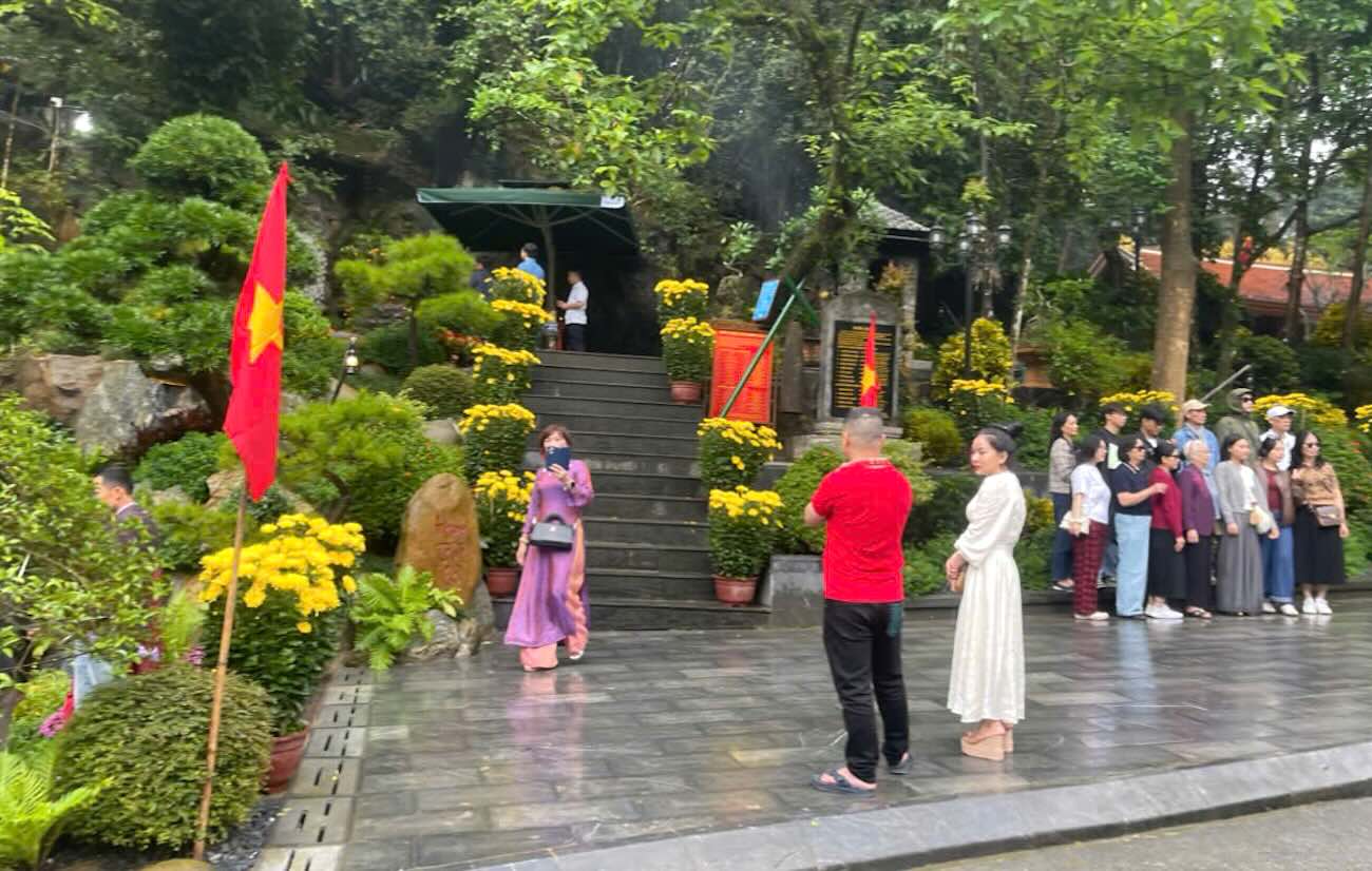 Khách du lịch đến viếng tại Hang Tám Cô. Ảnh: Xuân Sơn