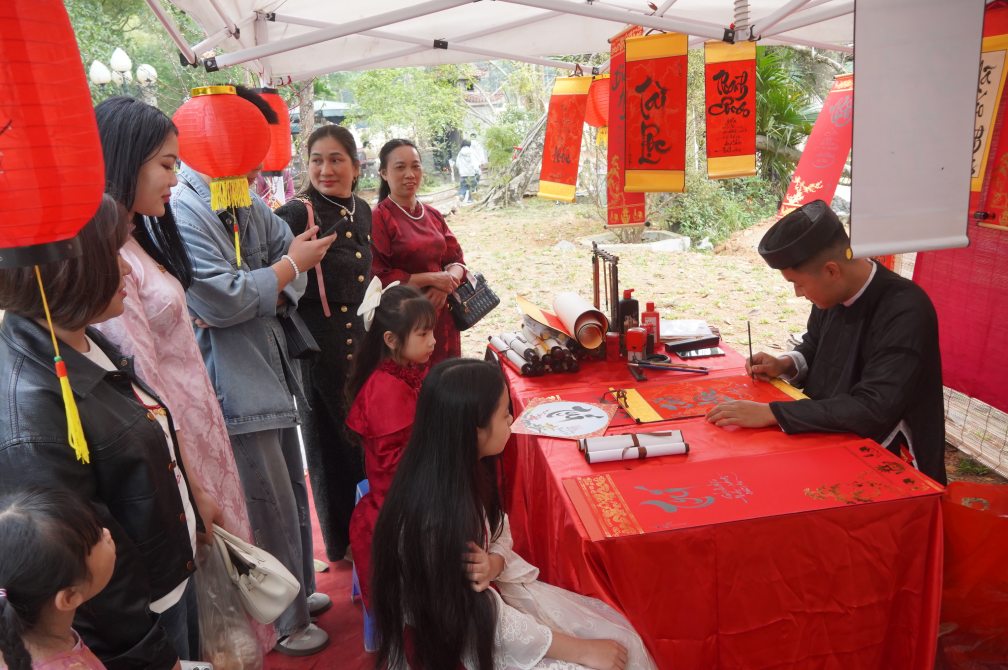 Người dân xin chữ đầu năm. Ảnh: Tạ Quang
