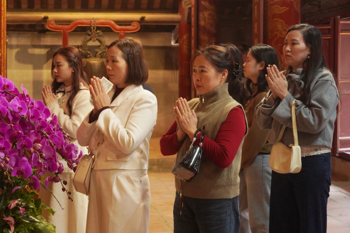 Bà Đỗ Thị Sáu (giữa) đi lễ cầu bình an. Ảnh: Tạ Quang