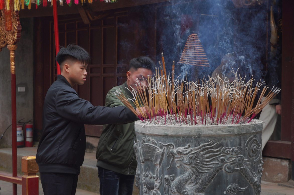 Người dân thành kính dâng hương tại Đền thờ Thánh Gióng. Ảnh: Tạ Quang