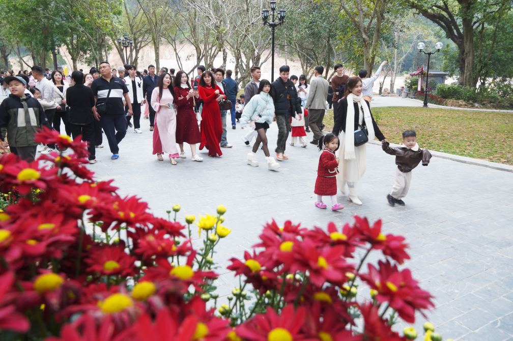 Người dân nô nức đi lễ đầu năm tại Đền thờ Thánh Gióng. Ảnh: Tạ Quang