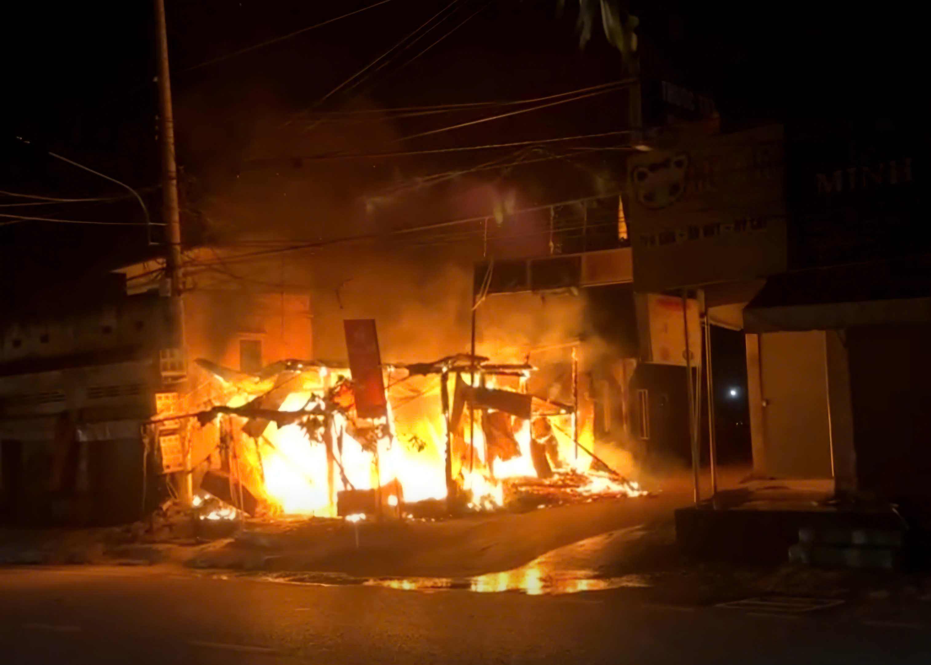 Vụ hỏa hoạn khiến toàn bộ căn nhà cùng các vật dụng, tài sản bên trong bị thiêu rụi. Ảnh: Người dân cung cấp 