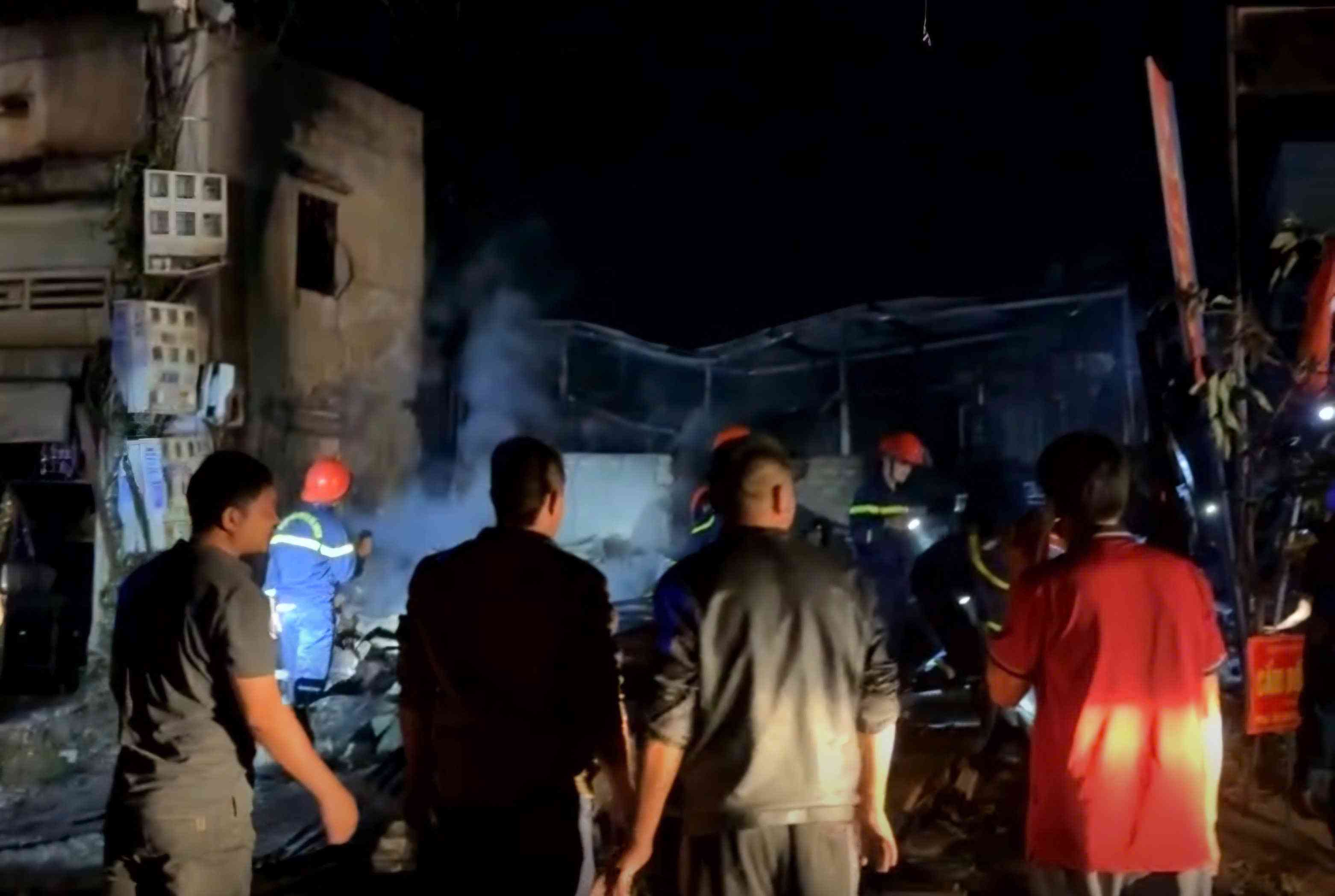 Lực lượng chức năng có mặt dập lửa khống chế vụ cháy. Ảnh: Người dân cung cấp 