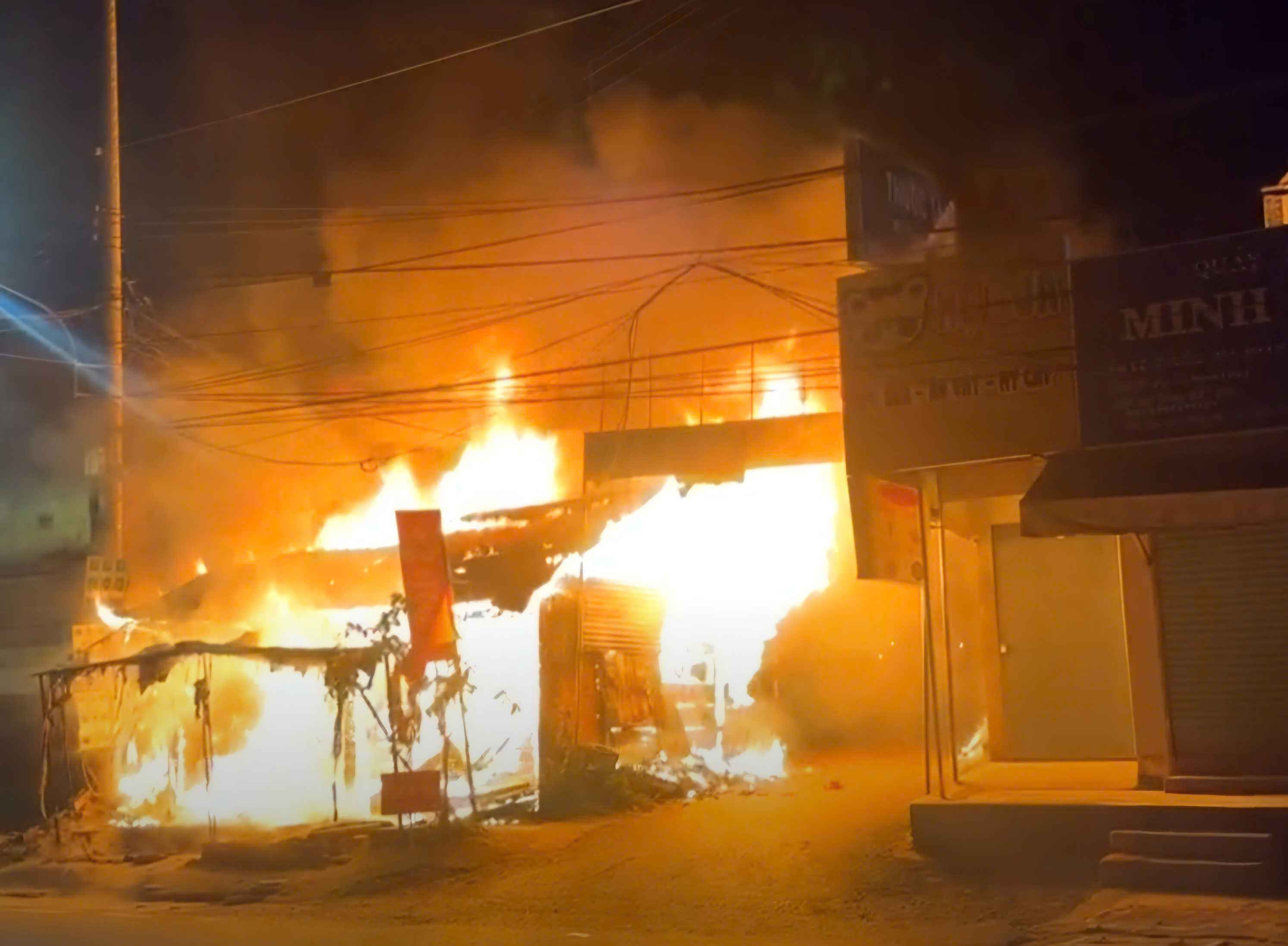 Ngọn lửa bùng phát bao trùm toàn bộ căn nhà. Ảnh: Người dân cung cấp 