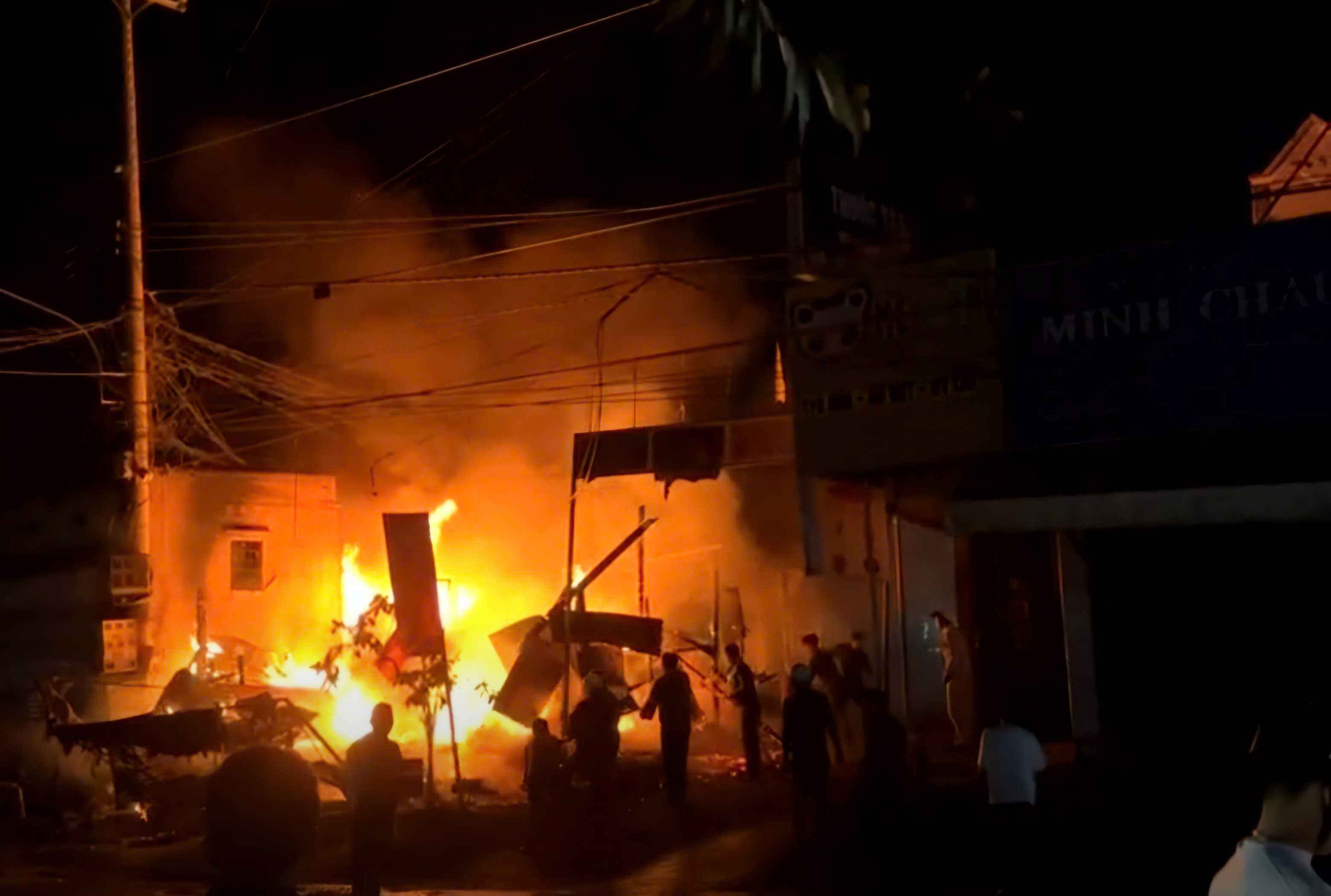 The fire completely burned down a house in Hoa Ninh commune. Photo: People provided