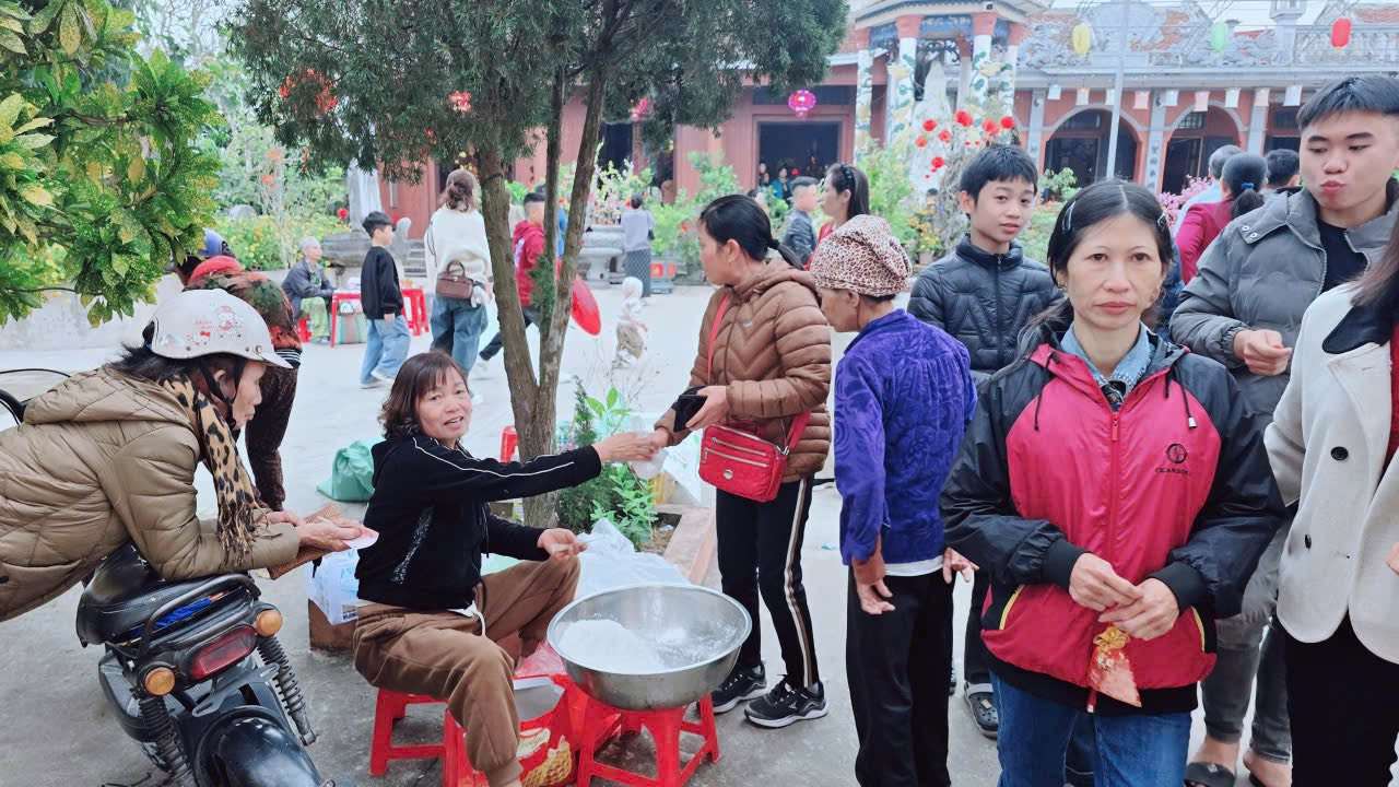 Không khí nhộn nhịp tại Chợ Nẽ trong buổi sáng đầu xuân.