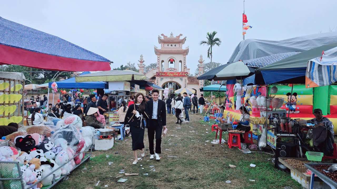 The Ne market attracts a large number of people and tourists. Photo: Vu Thu Commune