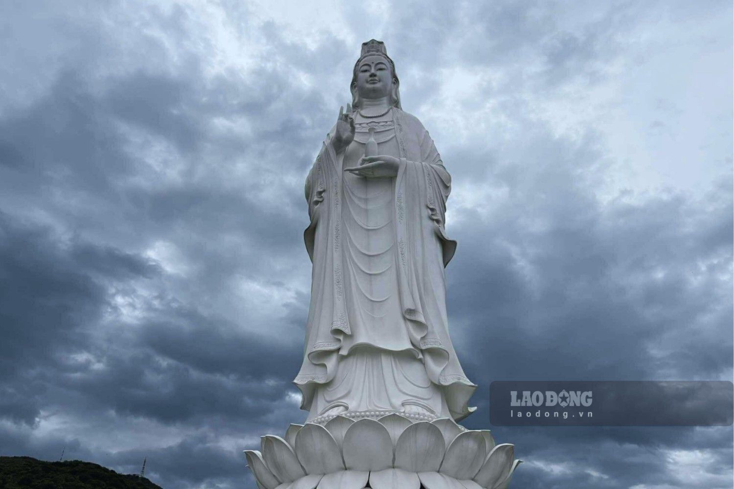 Tượng Quán Thế Âm Bồ Tát uy nghi trong khuôn viên chùa. Ảnh: Nguyễn Đạt