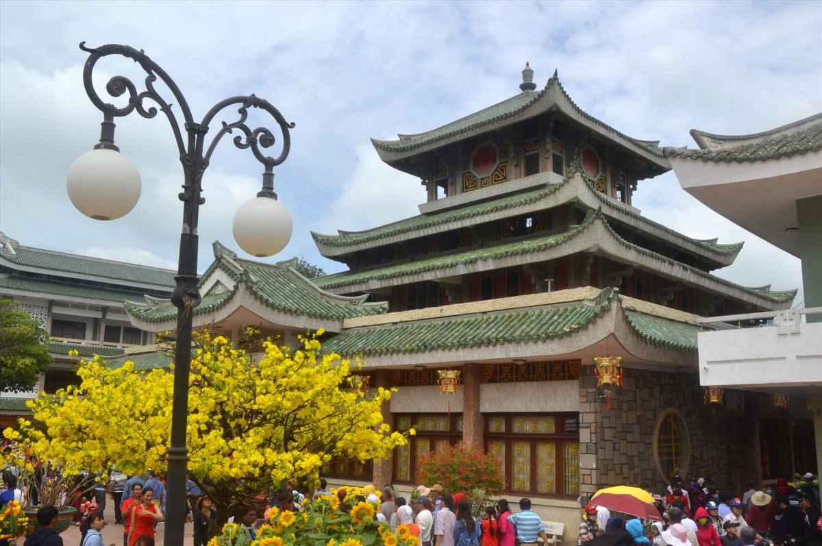 Một góc Miếu Bà Chúa xứ Núi Sam vào Xuân. Ảnh: Lục Tùng