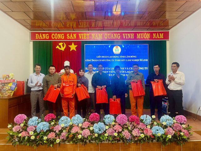 The Trade Union coordinates with the Board of Directors of Di Linh Forestry One Member Limited Liability Company to organize a meeting and encourage workers to be assured of being on duty to protect the forest during Tet. Photo: Lam Duc