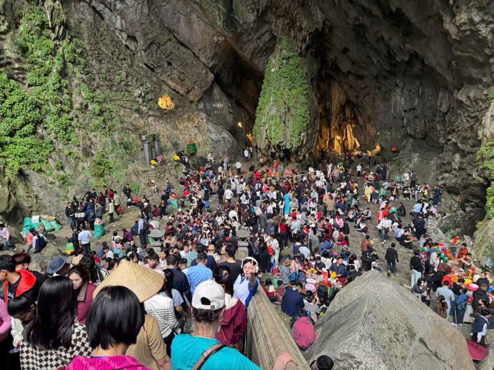 Những đền chùa linh thiêng ở miền Bắc cho chuyến xuất hành Tết Bính Ngọ.