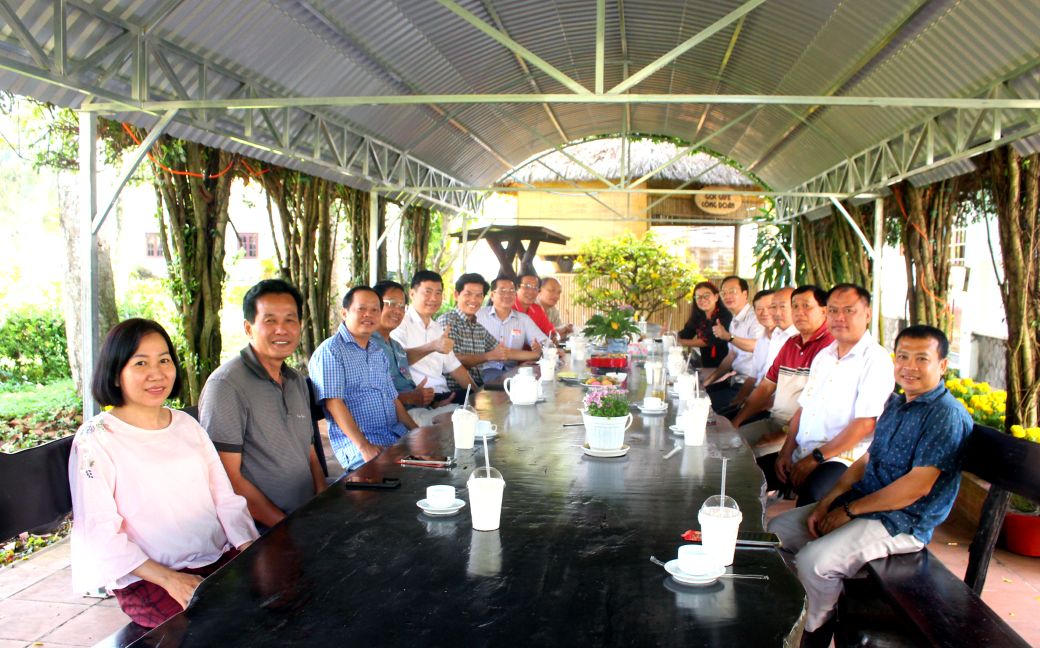 Quang cảnh buổi họp mặt tại khu vực Cà phê doanh nhân trong khuôn viên trụ sở UBND tỉnh Đồng Tháp ở phường Cao Lãnh. Ảnh: Lục Tùng