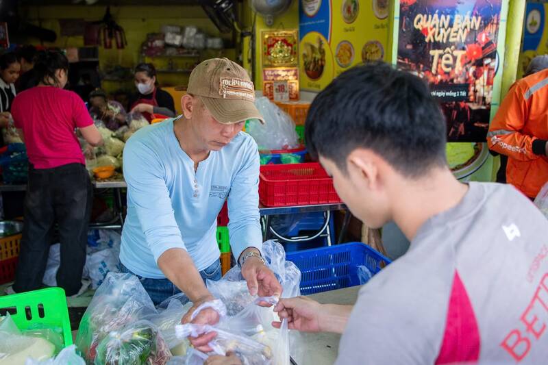 Bạn Quốc Huy, nhân viên một tiệm gà, cho biết chỉ trong buổi sáng đã nhận hơn 100 cuộc gọi hỏi còn hàng hay đặt trước. “Khách đến trực tiếp đã đông, điện thoại cũng reo liên tục, tụi em gần như không ngơi tay”, Huy nói. 