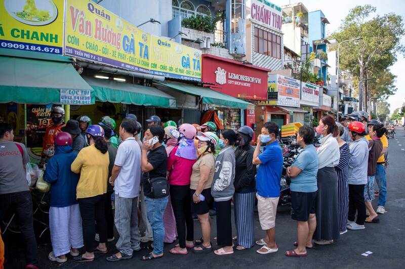 Bạn Quốc Huy, nhân viên một tiệm gà, cho biết chỉ trong buổi sáng đã nhận hơn 100 cuộc gọi hỏi còn hàng hay đặt trước. “Khách đến trực tiếp đã đông, điện thoại cũng reo liên tục, tụi em gần như không ngơi tay”, Huy nói. 