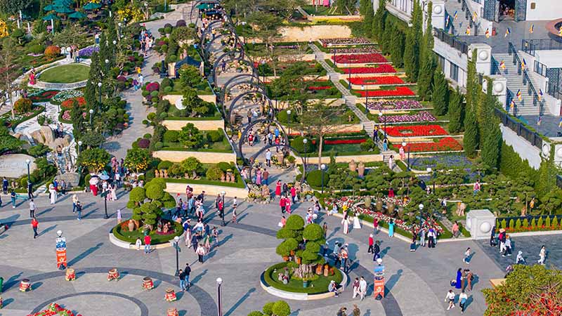 Des milliers de touristes affluent vers la montagne Bà Đen au début de l'année. Photo: Chi Chi