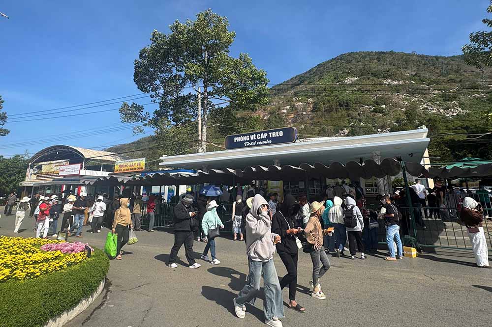 Núi Bà Đen bỏ khâu soát vé thủ công, áp dụng công nghệ tự động. Ảnh: Thanh Vũ