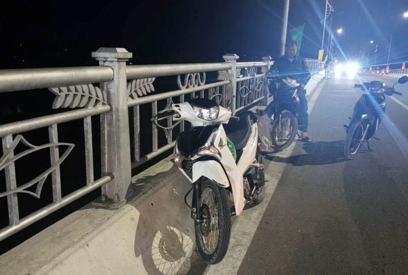 The suspect's car at the scene of the bridge jumping suicide. Photo: Vu Tien