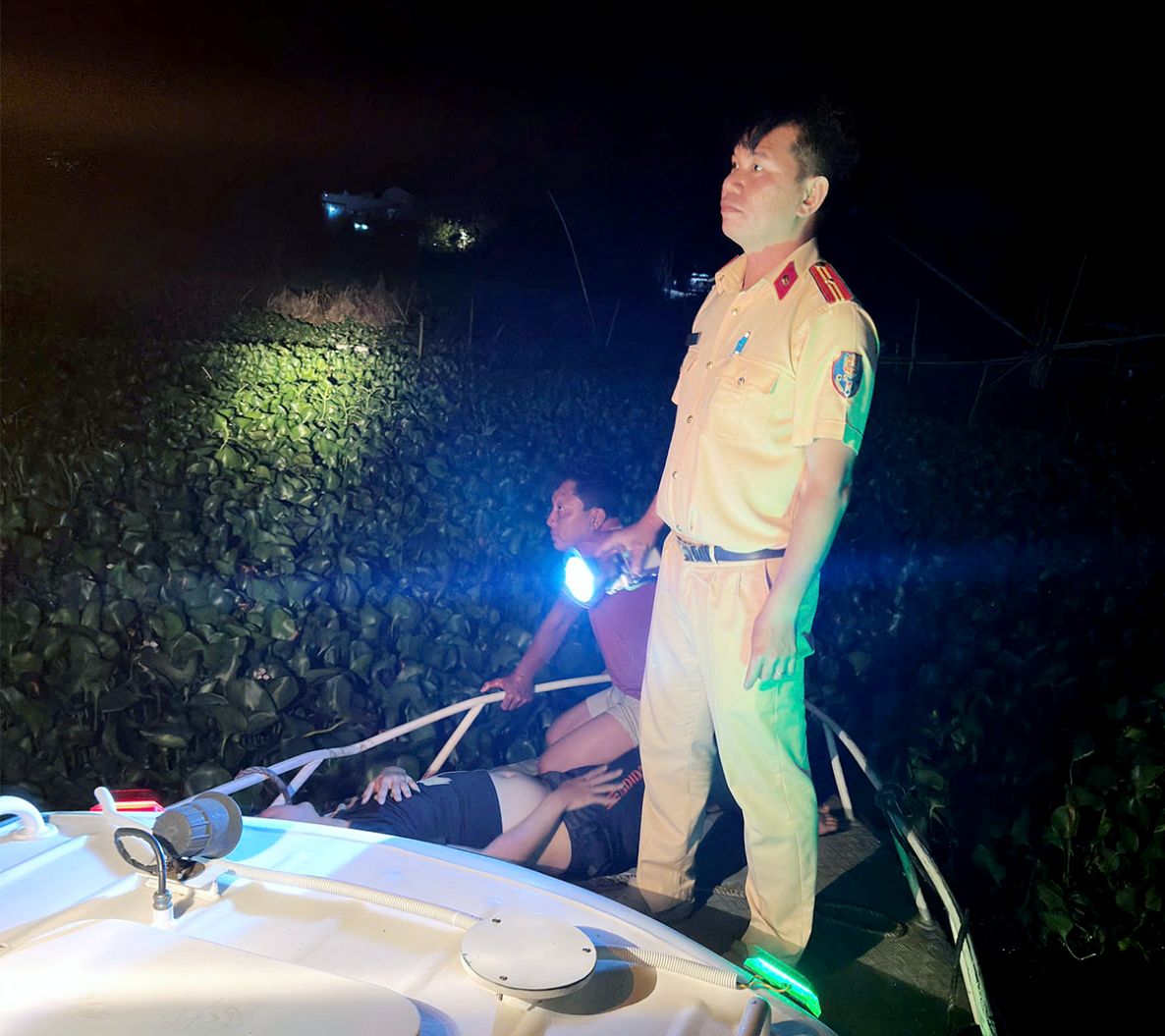 Lực lượng cảnh sát xuyên màn đêm để kịp thời cứu nam thanh niên nhảy cầu Châu Đốc tự tử. Ảnh: Vũ Tiến