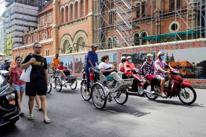 Tại các trục đường trung tâm, người dân nô nức du xuân, tận hưởng không khí Tết Nguyên đán tràn ngập khắp phố phường. Ảnh: Anh Tú