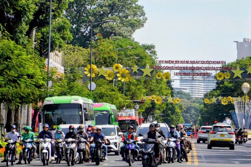 Các trục đường chính như Lê Duẩn, Nam Kỳ Khởi Nghĩa rực rỡ cờ hoa, tấp nập du khách du xuân. Ảnh: Anh Tú