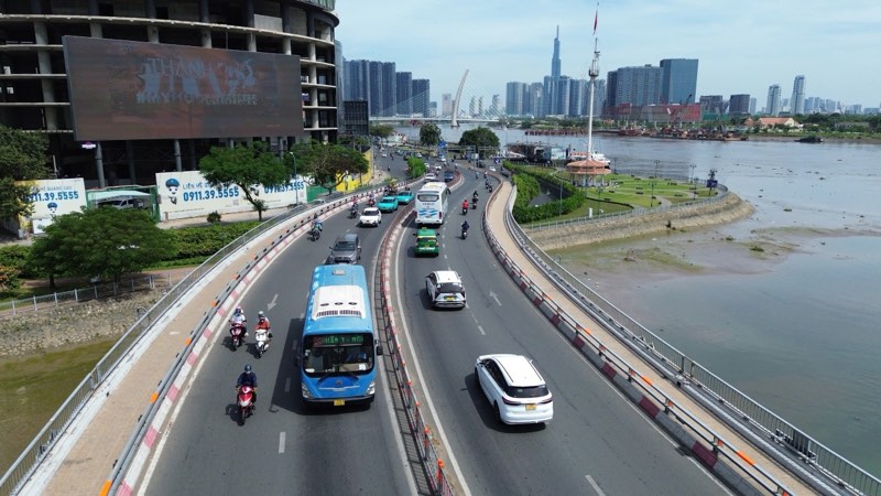   Nhiều phương tiện đổ về trung tâm TPHCM vui chơi trong ngày mùng 3 Tết. Ảnh: Anh Tú