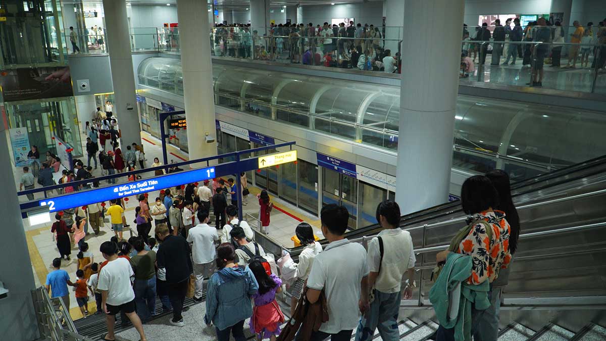 Người dân hào hứng trải nghiệm dịch vụ di chuyển hiện đại trên tuyến Metro số 1 thay vì sử dụng phương tiện cá nhân để du xuân. Ảnh: Anh Tú